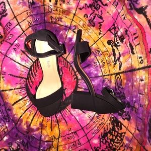 Teen's shoes, Black hills